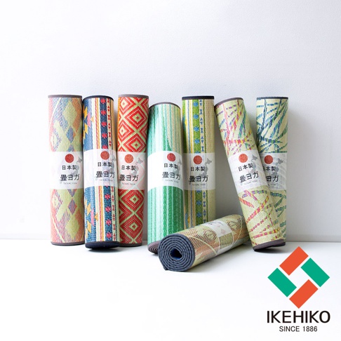藺草榻榻米瑜珈墊，捲起狀態，有多種顏色和圖案，包括黃色、藍色、紅色、綠色、米色，帶有傳統日式圖騰。