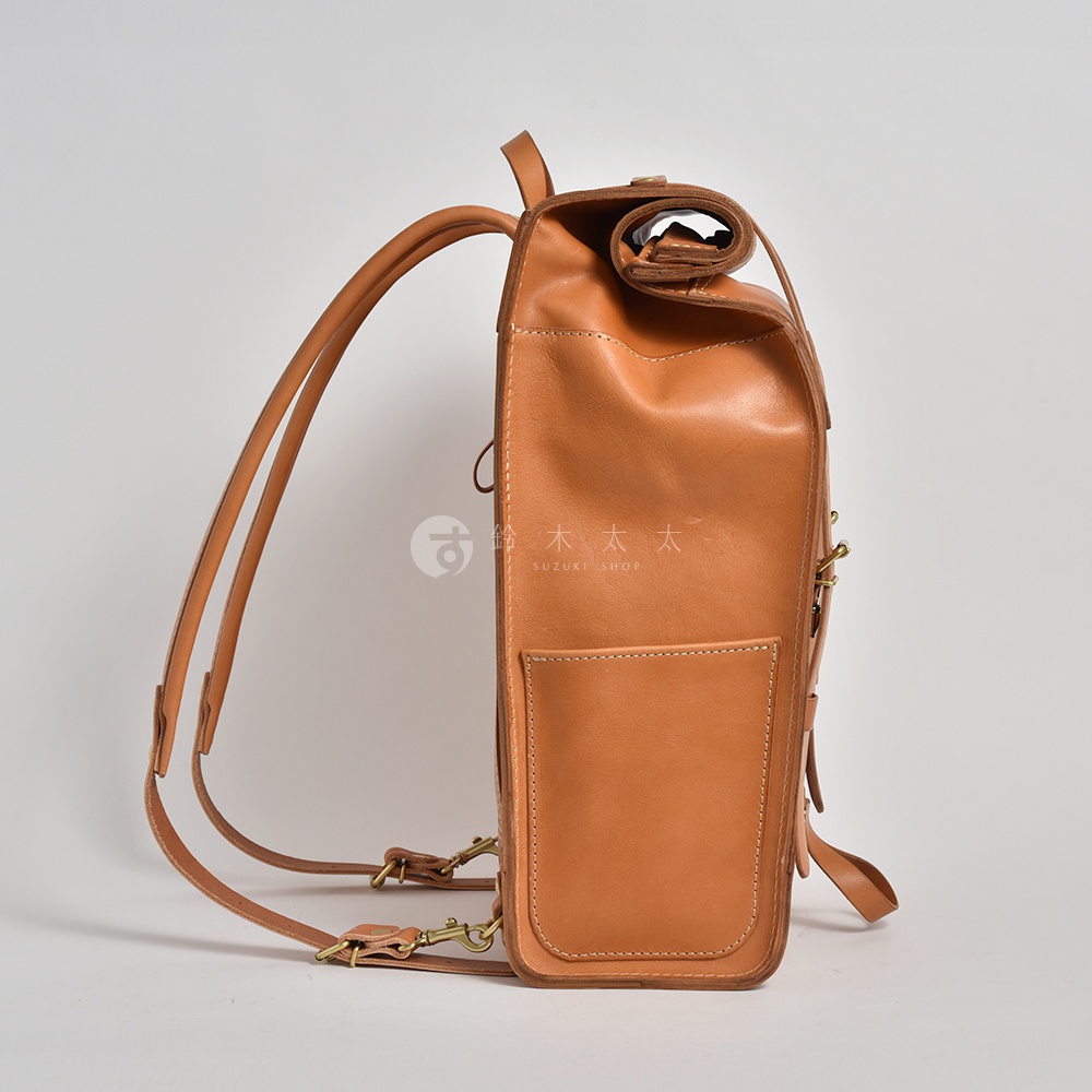職人手作皮革大容量後背包 R-19，淺棕色，採用光滑皮革材質，側邊有外袋和金屬釦環，搭配可調式皮質肩帶。