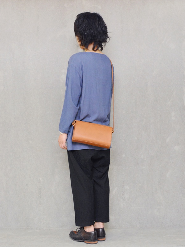 職人手作皮革Organ極簡風拉鍊單肩包 (G-72) S，採用棕褐色皮革製成，配有同色皮革細長肩帶，可斜挎於肩上。包身設計簡約，擁有拉鍊開合。
