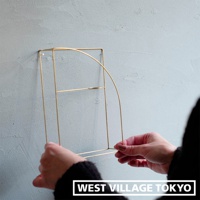 黃銅線條書架款掛擺兩用花器，整體呈現半圓拱形，由細緻的黃銅金屬線條構成，簡約的結構適合掛在牆面上展示植栽或擺飾。