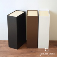 三款NOPPO木質風格擺動式垃圾桶，分別為黑色、咖啡色和白色，皆具備簡潔的方形設計和木質內蓋。