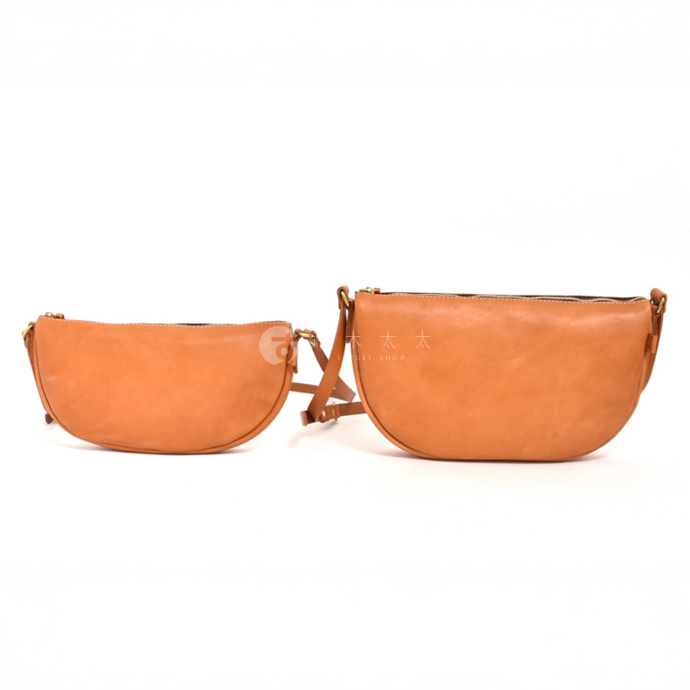 日本HERZ職人手作皮革半圓馬鞍包，特寫兩個不同尺寸的棕色皮革包，背景為純白色。