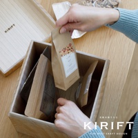 桐木調濕儲米箱，自然木紋，箱內裝有數包標示著「Peach」等字樣的紙袋包裝物，一隻手正將其中一包放入箱內。