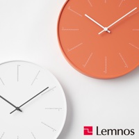 兩個圓形時鐘，一個為橘色，一個為白色。兩者皆為簡約設計，時標以白色線條呈現，並帶有獨特的間隔刻度。橘色時鐘的時針與分針為白色，白色時鐘的時針與分針為黑色。