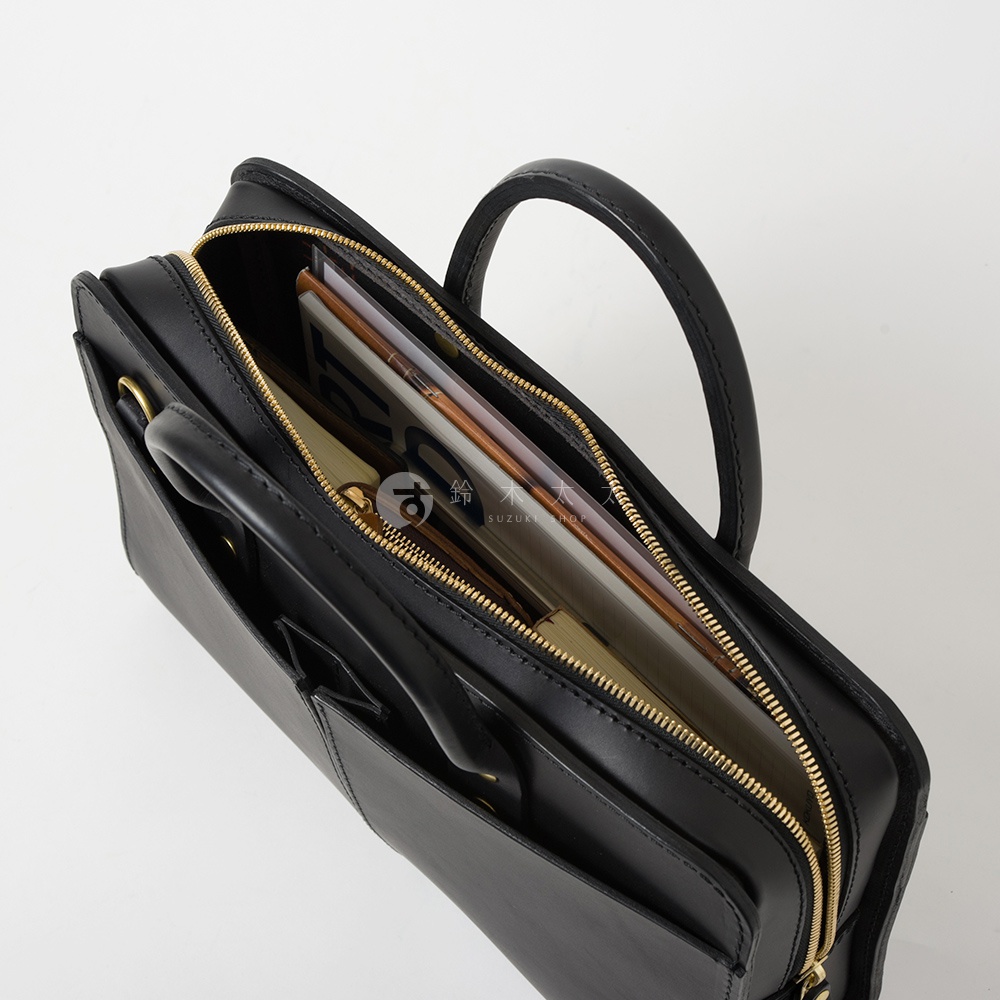 黑色皮革雙口袋商務公事包，內含多本文件夾與筆，採用金色拉鍊，設計簡潔實用。