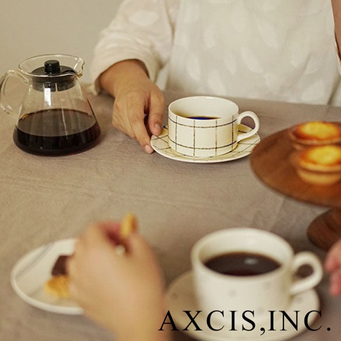 gohara mamiko 美濃燒手繪馬克杯，白色杯身帶有細緻的黑色格紋或點狀圖案，搭配同款杯盤，呈現日式簡約風格。