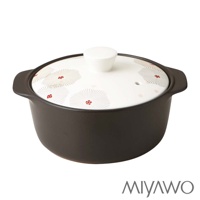 IH系列6.5號耐溫差陶土湯鍋，鍋身為深棕色，鍋蓋為白色，印有放射狀的紅花和粉色圓點圖案，鍋蓋中央有白色提手及蒸氣孔。