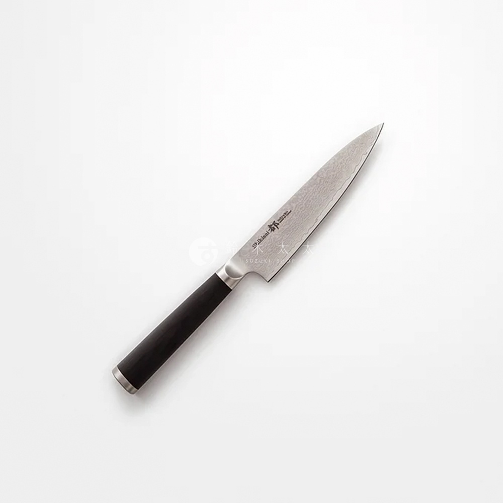 都 Petit knife 水果刀，刀刃為銀色金屬材質，帶有紋理，長約11公分。刀柄為黑色，材質光滑，末端有銀色金屬裝飾。