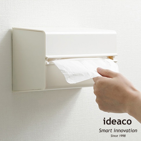 白色ABS材質的壁掛/桌上兩用擦手紙架，展示手從紙架中拉出擦手紙的畫面。