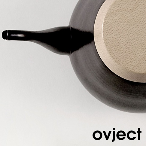 黑色琺瑯手沖壺，壺嘴細長，壺蓋為淺木色，呈現簡約設計。