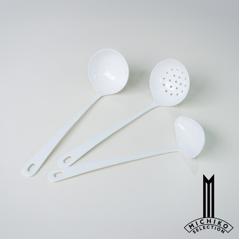 三個白色的湯勺，其中一個帶有濾孔，擺放在淺色背景上。