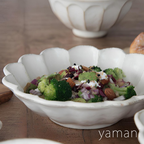 美濃燒粉引沙拉盤，21公分，白色陶瓷，帶有六瓣花形狀的邊緣，盤中盛滿色彩豐富的沙拉，包含花椰菜、紅洋蔥、堅果及芝麻。