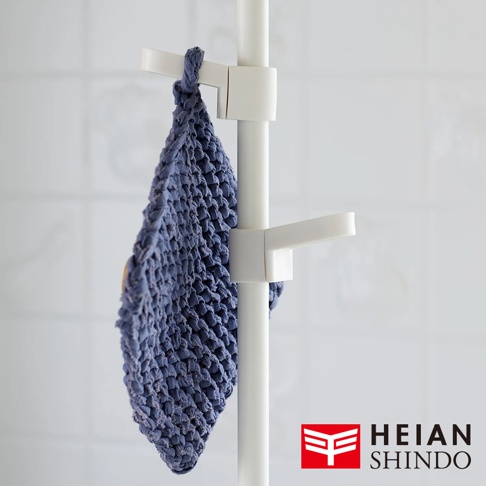 白色直撐桿上，兩個白色塑膠掛勾，其中一個掛著一條藍色網狀織物。