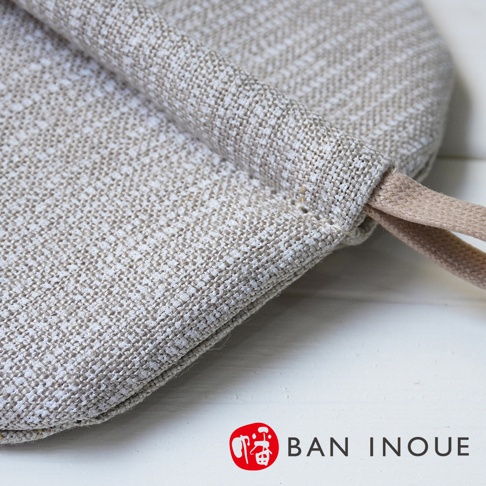 Tricot 棉麻防燙鍋套，米白色麻質織紋，帶有米色布繩，質樸的設計。