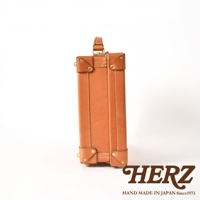 職人手作皮革英倫風便攜手提行李箱TR-1，呈現原色皮革質感，搭配金屬卯釘和提把，整體設計簡潔耐用。