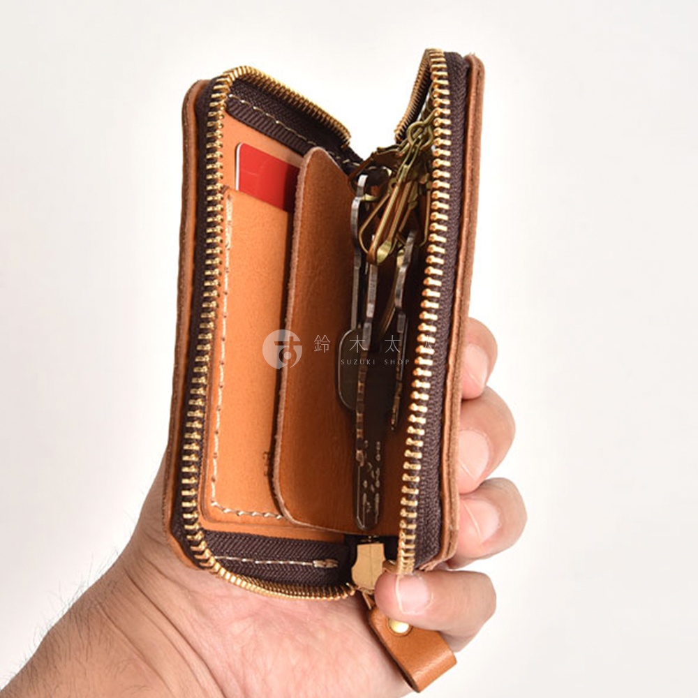 棕色皮革多用途收納鑰匙包，內有鑰匙串、卡槽，配有金色拉鍊。
