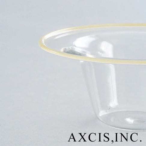 lykke 清透玻璃深型點心碗 S，材質為玻璃，碗口邊緣有一圈淺黃色裝飾，呈現透明質感。