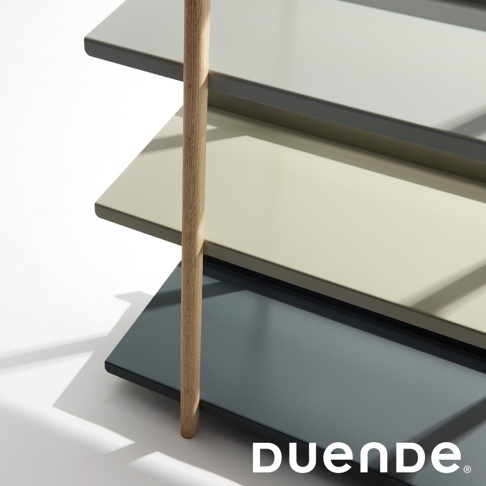 MARGE SHELF 3 三層置物收納架，木質圓柱支撐，三層面板分別為淺灰、米白和深灰，簡約現代設計。