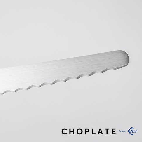 CHOPLATE KNIFE 兩用砧板盤專用刀，展示其不銹鋼材質、鋸齒狀刀刃的細節，刀面帶有拉絲紋理，刀尖處為圓弧形設計。