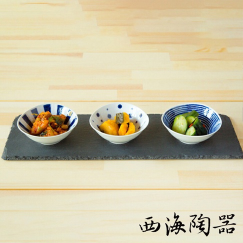 三款波佐見燒小菜碟，分別盛有漬物、南瓜料理及醃漬小黃瓜，碟身皆為白色，飾有藍色紋飾，包括直條紋、圓點紋及螺旋紋。