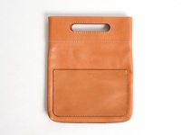 職人手作皮革直式收納袋中袋，顏色為淺棕色，材質為真皮，設計簡約，正面有一個方形外袋，上方有提把孔，縫線清晰。