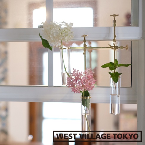 黃銅可夾式玻璃花器，掛在窗框上，展示一束白色繡球花、一束粉紅色繡球花及一株綠葉植物。