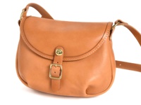 職人手作皮革休閒旅行馬鞍包 (CK-20)，採用天然棕色皮革製成，帶有圓潤的翻蓋設計，並配有金屬扣環和可調節的皮革肩帶。