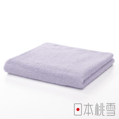 一條摺疊的淡紫色精梳棉飯店毛巾，材質柔軟，毛圈清晰可見，呈現細緻的紋理。