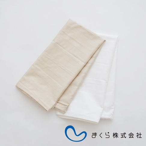 兩色飯店風輕奢羽絨枕專用枕套，一組兩個。一個為米白色，帶有細緻條紋；另一為純白色，質地光滑。