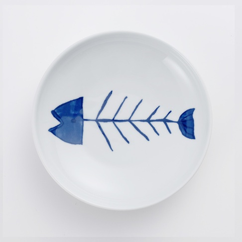 白色陶瓷小碟，中央繪有藍色簡約魚骨圖案，魚頭部分為實心藍色，魚身骨架及尾鰭為藍色線條。