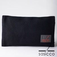 黑色三河木綿刺子織文件收納包，表面有細小的織紋，左下角有灰色標籤，標籤上有紅色縫線圖案和「sasicco」品牌字樣。