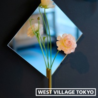 壁掛鏡面漂浮一輪花器，金色圓柱形花瓶，插有粉色與白色花朵，鏡面呈菱形。