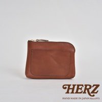 職人手作皮革小物收納包 KF-114 S，咖啡色皮革，有拉鍊開合，正面有一個車縫的貼袋。