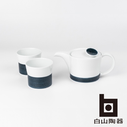 白色陶瓷茶壺和兩個茶杯，底部和茶壺蓋上飾有深藍色麻紋。