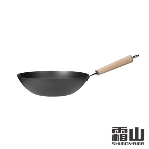 日本製33公分黑色窒化鐵炒鍋，配有天然木柄，鍋身呈圓弧形，適合各式爐具烹調。