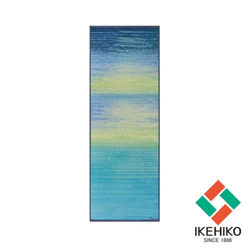 藺草編織瑜珈墊，採用漸層藍綠色調，模擬天空與海洋的景色，材質天然，具有止滑功能。