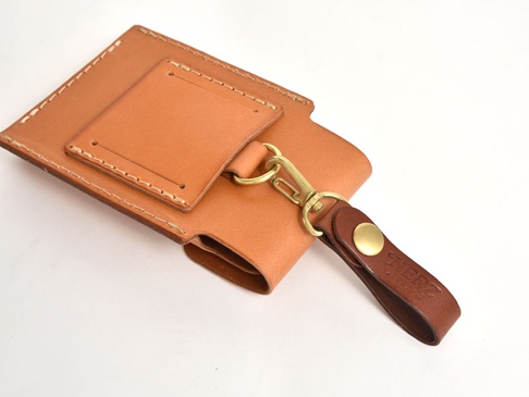 職人手作皮革三用手機收納包 (KM-1) M，淺棕色皮革，附有黃銅色金屬扣環和鑰匙圈。