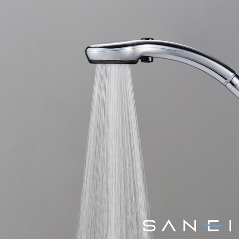 銀色金屬材質的ULTRA FINE BUBBLE超綿密柔水蓮蓬頭，正從蓮蓬頭噴灑出細緻綿密的水流，蓮蓬頭呈現流線型設計，頂部有黑色按鈕。