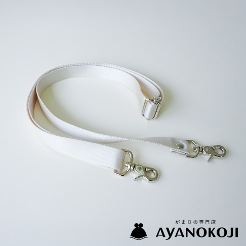 一條白色寬版帆布斜背包背帶，帶有銀色金屬鉤環和調節扣，印有 AYANOKOJI 標誌。