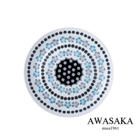 白色陶瓷湯盤，中央為黑色圓形裝飾，周圍環繞藍色、灰色花朵圖案及黑色圓點裝飾。