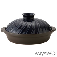 直火系列耐溫差陶板鍋，鍋身為深棕色，鍋蓋為深藍色，帶有螺旋紋路設計，兩側有提把。