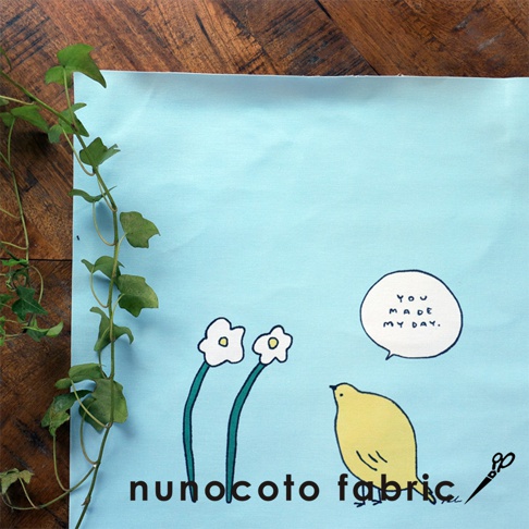 淺藍色無框帆布藝術海報，上面有簡約的黃色小鳥、兩朵白色小花，以及一個寫著「YOU MADE MY DAY.」的白色對話框。海報右下角有剪刀圖案。