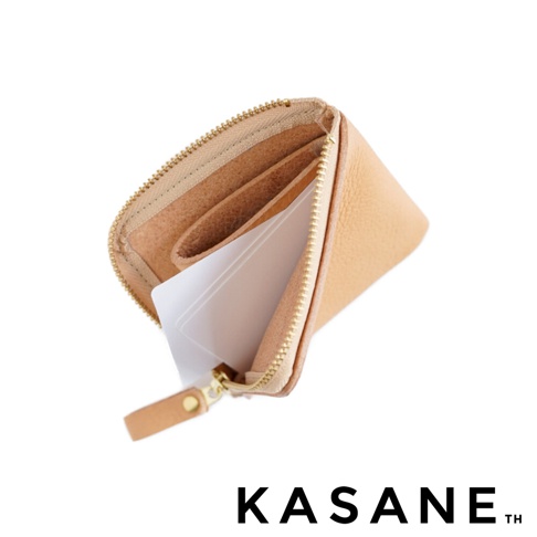由北海道KASANE職人手工打造，這款義大利Vachetta Box皮革L型拉鍊短夾呈現溫潤的淺棕色澤，上方視角展示拉鍊開口設計，內部設有卡夾隔層並收納著白色卡片，金屬拉鍊與皮革質感細膩，整體風格簡約優雅。