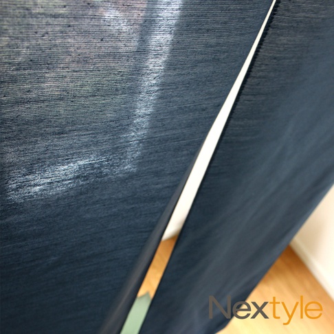 深藍色日製手作防焰門簾，質地細緻，帶有淺色線條紋理，垂墜感佳，適合用於分隔空間。