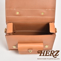 職人手作皮革學院風三用迷你後背包，天然棕色皮革，附有金色旋轉鎖扣及側邊扣環，內部空間一覽無遺。