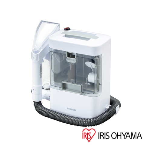 白色IRIS OHYAMA織物清潔機，配有透明集塵水箱和可拆卸清潔吸頭，機身側面有黑色波紋軟管連接。