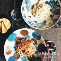 兩只寬口丼碗，其中一只繪有藍色水波紋圖案，另一只飾有藍色、棕色和米色的大圓點。碗內盛有麵食。