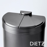 DustBox30 自動感應靜音垃圾桶，30公升容量，採用霧面金屬材質，頂蓋為扇形分瓣設計，中央有「DIETZ」品牌標誌及「OPEN/CLOSE」字樣的感應按鈕，整體為深灰色。