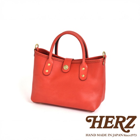 職人手作皮革迷你托特包，紅色，配有金色旋鈕扣和鉚釘，雙提把設計。