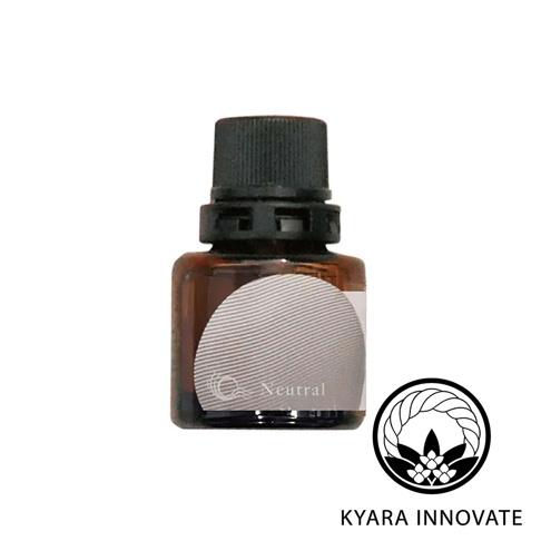 KYARA INNOVATE 品牌琥珀色精油瓶，瓶身貼有白色漸層圓形標籤，印有 Neutral 字樣，瓶蓋為黑色，旁側為品牌標誌與日文商標。